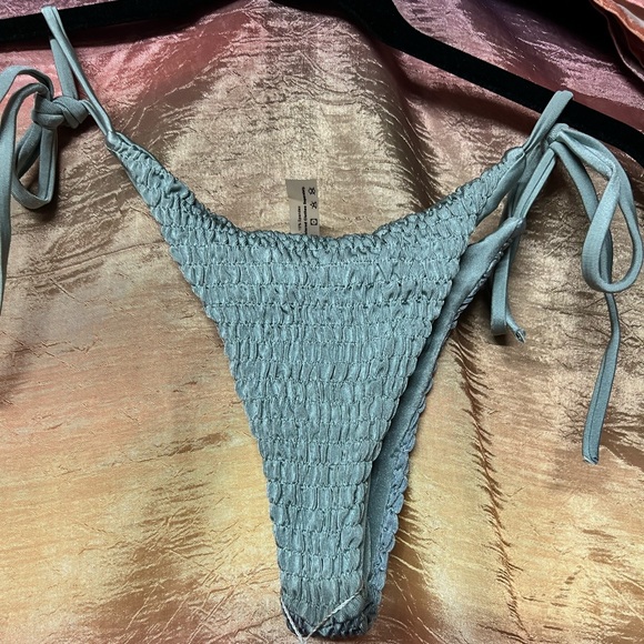 Bikini - Picture 3 of 4